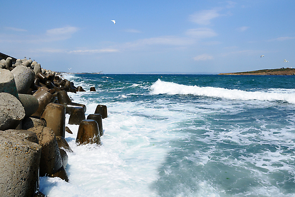 포토 JPG 해외이미지 구름 파도 바다 자연 갈매기 하늘 바람 따뜻함 풍경 사람없음 야외 물 파란색 햇빛 바위 방파제 터키석 폭풍우 해외포토 자연요소 공공시설 컬러 조류 날씨 태양 돌_바위 비_날씨 보석 자연재해 생태계 파일형식 이미지허브