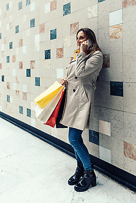 포토 JPG 해외이미지 백인 라이프스타일 여자 행복 크리스마스 겨울 통신 모바일 휴가 세포 말하기 대화 선물 사람 성인 사람없음 스마트폰 컬러풀 금발 쇼핑백 판매 상점 목도리 구매 쇼핑몰 전화기 고객 소매 블랙프라이데이 해외포토 서양인 헤어스타일 잡화 계절 기념일 감정 컬러 가방 모션 데이이벤트 생활 핸드폰 스마트기기 쇼핑 파일형식 이미지허브