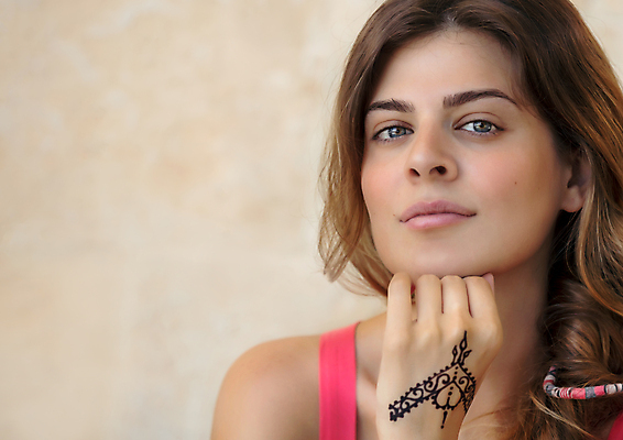 포토 JPG 해외이미지 백인 모델 라이프스타일 손 여자 행복 얼굴 건강 한명 사람 성인 화장 뷰티 유행 화목 활발 우아함 닫기 문신 피부 내추럴 고립 바디페인팅 완벽 진짜 스타일 해외포토 서양인 1 감정 컨셉 모션 생활 신체부위 파일형식 이미지허브