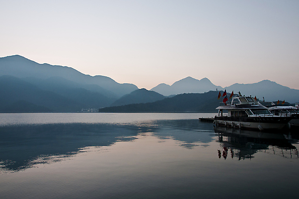 포토 JPG 해외이미지 아시아 호수 자연 아침 산 사람없음 물 파란색 중국 거울 보트 대만 천국 해외포토 주간 자연요소 나라 컬러 배_교통 생태계 파일형식 이미지허브