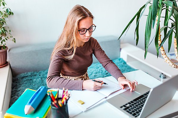 포토 JPG 해외이미지 백인 학생 라이프스타일 여자 교육 어린이 인터넷 통신 학교 주택 직장 실내 한명 사람 앉기 10대 노트북 스터디 컴퓨터 디지털 공책 정보 작업 책상 대학교 과제 온라인 온라인강의 해외포토 서양인 1 가구 회사 모션 청소년 문구용품 내부 건물 생활 전자제품 학습 강의 파일형식 언택트 이미지허브