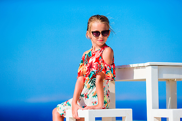 포토 JPG 해외이미지 주간 원피스 여자 어린이 꽃무늬 의자 탁자 하늘 휴식 한명 앉기 상반신 야외 옆모습 파란색 여름휴가 바캉스 선글라스 미코노스섬 소녀한명만 해외포토 자연요소 1 옷 꽃 안경 뷰포인트 컬러 섬 가구 컨셉 무늬 모션 휴가 사람 그리스 여자한명만 소녀만 파일형식 여름_계절 이미지허브