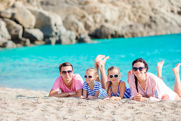 포토 JPG 해외이미지 전신 여자 남자 행복 어린이 엎드리기 가족 휴가 가족여행 여러명 성인 해변 앞모습 여름휴가 그리스 미코노스섬 해외포토 감정 유럽 바다 뷰포인트 섬 여행 다수 관계 모션 사람 파일형식 여름_계절 이미지허브
