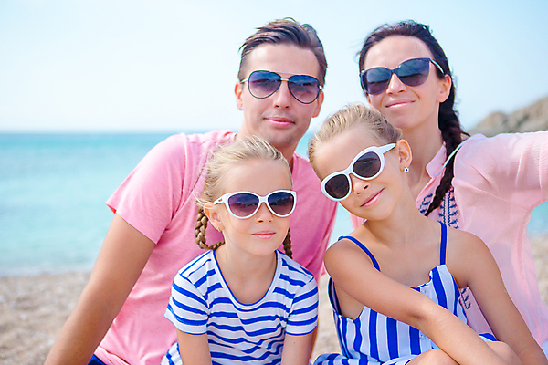 포토 JPG 해외이미지 여자 남자 행복 어린이 가족 휴가 가족여행 여러명 상반신 성인 해변 앞모습 여름휴가 그리스 미코노스섬 해외포토 감정 유럽 바다 뷰포인트 섬 여행 다수 관계 사람 파일형식 여름_계절 이미지허브