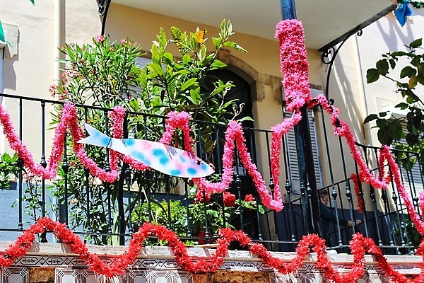 포토 JPG 해외이미지 전통 행복 유럽 도로 여행 건축양식 하늘 휴가 거리 주택 사람없음 야외 건물 장식 빛 도시풍경 컬러풀 축제 화환 수확 골동품 축하 깃발 도시 역사 도심 포르투갈 타일 타운 일반 이웃 리스본 옛날 해외포토 건축물 건축 꽃 감정 나라 길 컬러 컨셉 농업 교통시설 풍경 파일형식 이미지허브