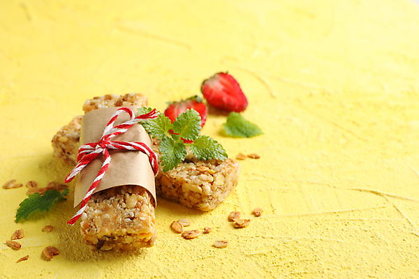 포토 JPG 해외이미지 리본 종이 포장 딸기 실내 사람없음 민트 노란배경 에너지바 오트밀 카피스페이스 그래놀라 해외포토 음식 백그라운드 과일 내부 노란색 공백 허브 파일형식 귀리 이미지허브