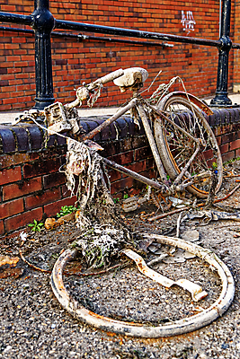 포토 JPG 해외이미지 여행 백그라운드 교통시설 날씨 사람없음 야외 울타리 갈색 환경 금속 자전거 손상 장비 수확 골동품 시골 도시 바퀴 클래식 폐기물 버리기 부식 복고 순환 낭비 그런지 깨짐 방치 산화 옛날 철강 해외포토 컬러 교통 컨셉 농업 모션 재질 담장 바이크 쓰레기 시설 파일형식 이미지허브