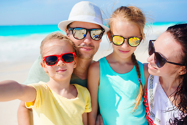 포토 JPG 해외이미지 여자 남자 행복 어린이 가족 휴가 가족여행 여러명 상반신 성인 해변 앞모습 여름휴가 그리스 미코노스섬 해외포토 감정 유럽 바다 뷰포인트 섬 여행 다수 관계 사람 파일형식 여름_계절 이미지허브