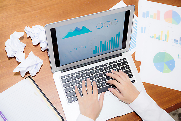 포토 JPG 해외이미지 백인 직업 1 라이프스타일 손 여자 교육 종이 비즈니스 사업가 그래프 스트레스 아이디어 직장 실내 피곤 창조 한명 사람 앉기 성인 노트북 컴퓨터 사무실 머리 타이핑 업무 작업 비즈니스우먼 좌절 정상 책상 분석 고민 보고서 업무과다 구김 마감 심각 압력 해외포토 서양인 감정 가구 컨셉 회사 모션 내부 생활 신체부위 전자제품 직장인 파일형식 이미지허브