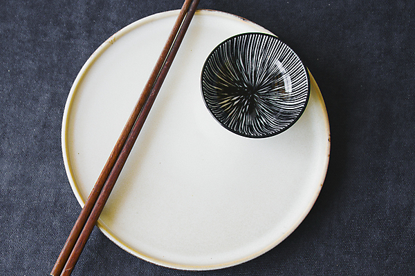 포토 JPG 해외이미지 전통 식기 접시 디자인 문화 음식 백그라운드 젓가락 탁자 주방용품 한국 요리 동양인 사람없음 목재 세트 우주 주방 식당 일본 식사 저녁식사 중국 어둠 초밥 카페 매트 기구 도자기 사발 정상 자르기 먹기 오브젝트 파란배경 점심식사 목업 스타일 해외포토 나무 아시아 가구 생활용품 재료 모션 수저 인종 파란색 상점 사기그릇 일본음식 파일형식 이미지허브