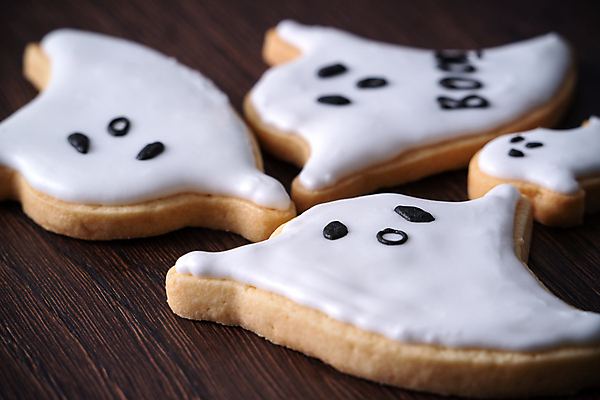 포토 JPG 해외이미지 디저트 요리 사람없음 쿠키 할로윈 달콤 유령 나무탁자 프로스팅 해외포토 음식 탁자 맛 제빵 파일형식 이미지허브