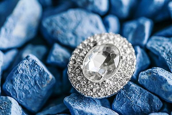 포토 JPG 해외이미지 장신구 실내 사람없음 귀걸이 조약돌 화려 우아함 보석 파란배경 다이아몬드 해외포토 백그라운드 컨셉 내부 파란색 돌_바위 광석 파일형식 이미지허브