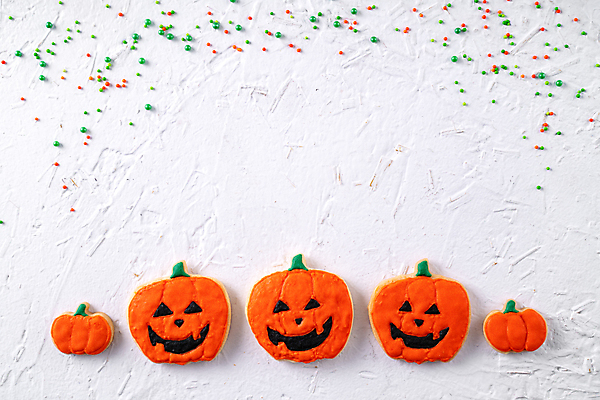 포토 JPG 해외이미지 디저트 사람없음 하이앵글 쿠키 할로윈 달콤 흰배경 잭오랜턴 스프링클 카피스페이스 해외포토 음식 뷰포인트 백그라운드 장식 공백 흰색 맛 파일형식 이미지허브