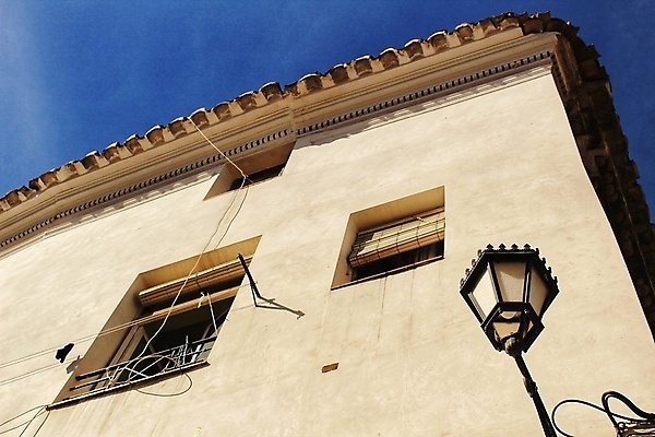 포토 JPG 해외이미지 전통 가로등 건축양식 창문 하늘 부동산 거리 주택 사람없음 건물 가로 태양 문 수확 골동품 발코니 등불 램프 도시 역사 스페인 타일 부식 장면 지역 고립 옛날 해외포토 자연요소 건축물 공공시설 건축 유럽 농업 조명 재산 파일형식 이미지허브