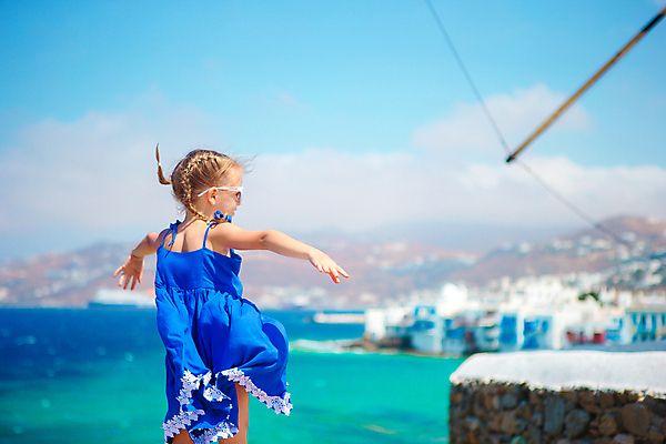 포토 JPG 해외이미지 주간 원피스 여자 어린이 하늘 휴식 한명 상반신 해변 야외 뒷모습 파란색 여름휴가 바캉스 마을 미코노스섬 소녀한명만 해외포토 자연요소 1 옷 바다 뷰포인트 컬러 섬 컨셉 휴가 사람 그리스 여자한명만 소녀만 파일형식 여름_계절 이미지허브