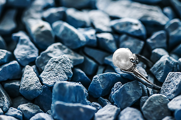 포토 JPG 해외이미지 장신구 실내 사람없음 뷰티 조약돌 반지 화려 우아함 보석 파란배경 진주 해외포토 백그라운드 컨셉 내부 파란색 돌_바위 광석 파일형식 이미지허브