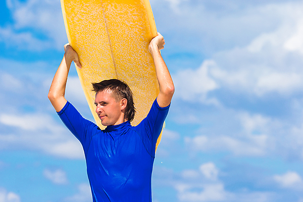 포토 JPG 해외이미지 주간 응시 남자 수영복 한명 들기 상반신 성인 야외 앞모습 서핑보드 성인남자한명만 해외포토 자연요소 1 시선 옷 뷰포인트 모션 사람 보드_스포츠 남자한명만 성인남자만 파일형식 이미지허브