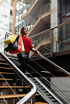 포토 JPG 해외이미지 라이프스타일 겨울 가방 한명 사람 내부 쇼핑 컬러풀 세일 계단 상점 센터 시장 구매 쇼핑몰 스웨터 고객 상업 소매 단계 해외포토 1 잡화 계절 컬러 상의 생활 파일형식 이미지허브