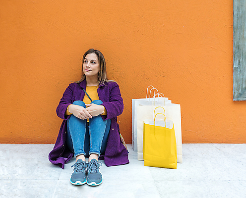 포토 JPG 해외이미지 백인 라이프스타일 응시 여자 백그라운드 바닥 한명 미소 앉기 성인 앞모습 쇼핑백 상점 시장 구매 고객 성인여자한명만 해외포토 서양인 1 시선 뷰포인트 가방 모션 표정 사람 생활 쇼핑 여자한명만 성인여자만 파일형식 이미지허브