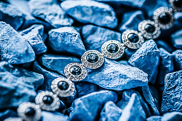 포토 JPG 해외이미지 장신구 팔찌 실내 사람없음 조약돌 화려 우아함 보석 파란배경 다이아몬드 해외포토 백그라운드 컨셉 내부 파란색 돌_바위 광석 파일형식 이미지허브