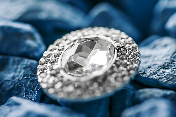 포토 JPG 해외이미지 장신구 실내 사람없음 귀걸이 조약돌 화려 우아함 보석 파란배경 다이아몬드 해외포토 백그라운드 컨셉 내부 파란색 돌_바위 광석 파일형식 이미지허브