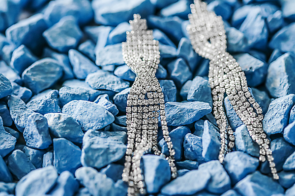 포토 JPG 해외이미지 장신구 실내 사람없음 귀걸이 조약돌 화려 우아함 보석 파란배경 다이아몬드 해외포토 백그라운드 컨셉 내부 파란색 돌_바위 광석 파일형식 이미지허브