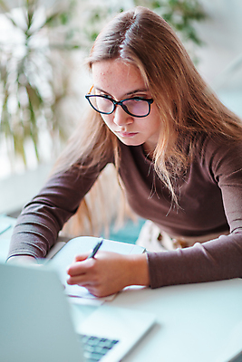 포토 JPG 해외이미지 백인 학생 라이프스타일 여자 교육 어린이 인터넷 통신 학교 주택 직장 실내 한명 사람 앉기 10대 노트북 스터디 컴퓨터 디지털 공책 정보 작업 책상 대학교 과제 온라인 온라인강의 해외포토 서양인 1 가구 회사 모션 청소년 문구용품 내부 건물 생활 전자제품 학습 강의 파일형식 언택트 이미지허브