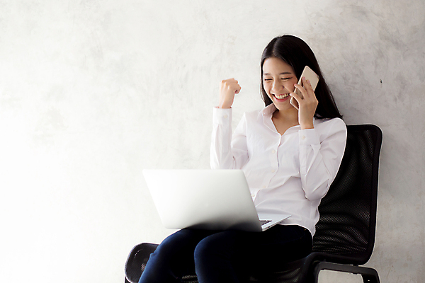 포토 JPG 해외이미지 직업 라이프스타일 응시 여자 행복 감정 아시아 인터넷 비즈니스 성공 모바일 한명 사람 동양인 노트북 스마트폰 컴퓨터 사무실 놀람 기쁨 우승 업무 비즈니스우먼 큼 종업원 만족 흥분 온라인 고용 승인 프로젝트 프리랜서 해외포토 1 시선 나라 컨셉 표정 인종 생활 전자제품 핸드폰 스마트기기 구직 최고 작업 직장인 크기 채용 파일형식 이미지허브