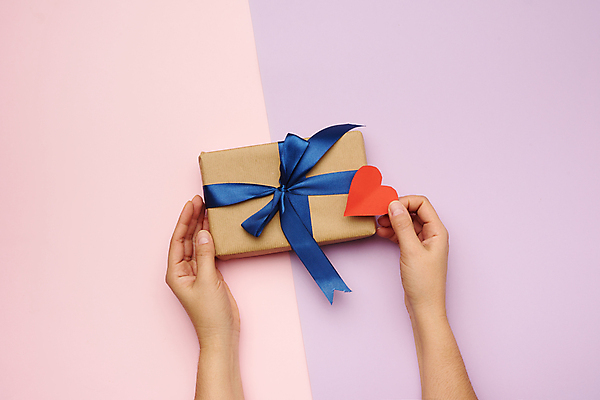 포토 JPG 해외이미지 손 리본 분홍색 포장 선물 신체부위 선물상자 상자 하트 축하 잡기 오브젝트 해외포토 모양 컬러 컨셉 모션 사람 파일형식 이미지허브