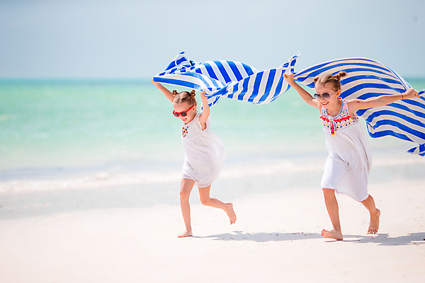 포토 JPG 해외이미지 전신 여자 어린이 날리기 휴가 가족여행 들기 해변 두명 옆모습 여름휴가 달리기 담요 그리스 자매 미코노스섬 소녀만 해외포토 유럽 바다 뷰포인트 섬 여행 가족 모션 사람 여자만 어린이만 파일형식 여름_계절 이미지허브