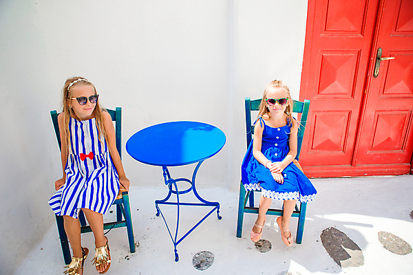 포토 JPG 해외이미지 주간 전신 서양인 여자 어린이 의자 탁자 휴식 앉기 두명 앞모습 여름휴가 바캉스 선글라스 문 자매 해안도시 손모으기 미코노스섬 소녀만 해외포토 자연요소 외국인 안경 뷰포인트 섬 가구 컨셉 가족 모션 휴가 사람 손짓 도시 그리스 여자만 어린이만 파일형식 여름_계절 이미지허브