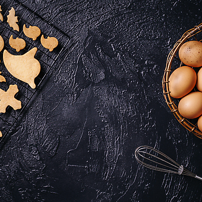 포토 JPG 해외이미지 검은배경 요리 사람없음 하이앵글 바구니 쿠키 계란 할로윈 거품기 카피스페이스 해외포토 뷰포인트 백그라운드 주방용품 디저트 알 검은색 공백 파일형식 이미지허브