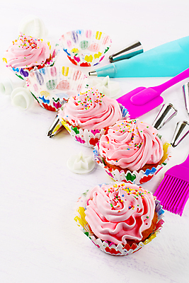 포토 JPG 해외이미지 주방용품 실내 사람없음 달콤 컵케이크 흰배경 쿠키틀 짤주머니 해외포토 생활용품 백그라운드 내부 케이크 흰색 맛 제빵도구 파일형식 이미지허브