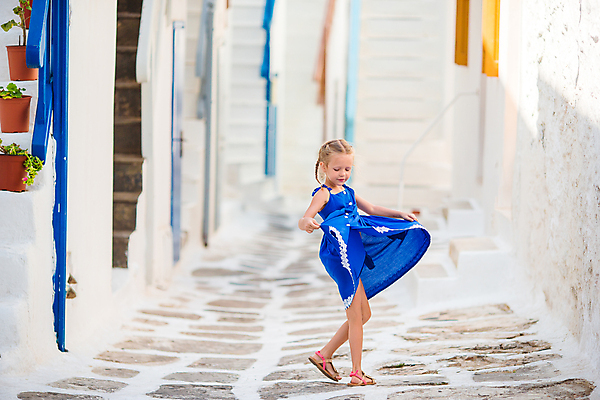 포토 JPG 해외이미지 주간 전신 원피스 여자 어린이 휴식 거리 한명 야외 옆모습 파란색 여름휴가 바캉스 흰색 잡기 회전 미코노스섬 소녀한명만 해외포토 자연요소 1 옷 뷰포인트 컬러 섬 컨셉 모션 휴가 사람 그리스 여자한명만 소녀만 파일형식 여름_계절 이미지허브