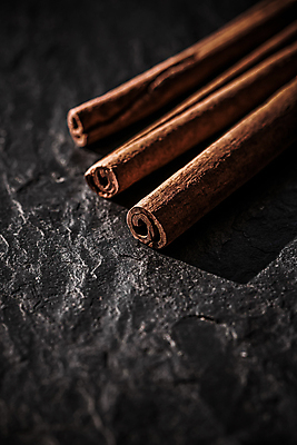 포토 JPG 해외이미지 그림자 근접촬영 사람없음 어둠 돌_바위 향신료 시나몬스틱 해외포토 뷰포인트 시나몬 향미료 파일형식 이미지허브