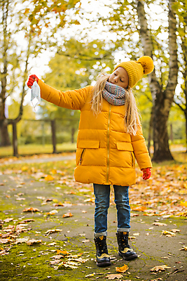 포토 JPG 해외이미지 백인 공원 여자 교육 유럽 얼굴 어린이 건강 관리 가면 한명 안전 사람 야외 금발 약 노란색 고통 기도 바이러스 보호 질병 예방 감염 10월 그만 돌봄 인플루엔자 전염병 주목 헬프 해외포토 서양인 1 헤어스타일 공공시설 감정 나라 컬러 컨셉 의학 모션 신체부위 도움 날짜 파일형식 이미지허브