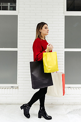 포토 JPG 해외이미지 백인 라이프스타일 여자 종이 크리스마스 겨울 가방 벽돌 한명 사람 성인 내부 빨간색 쇼핑 컬러풀 금발 노란색 세일 걷기 상점 흰색 센터 시장 구매 쇼핑몰 스웨터 고객 상업 소매 대칭 혼자 블랙프라이데이 해외포토 서양인 1 헤어스타일 잡화 계절 기념일 컬러 상의 모션 데이이벤트 생활 파일형식 이미지허브