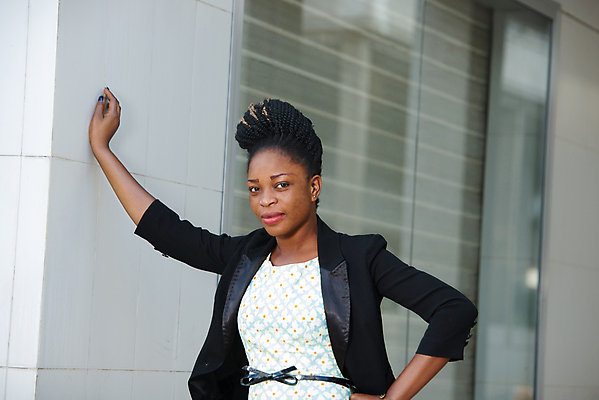 포토 JPG 해외이미지 직업 응시 비즈니스 사업가 창문 한명 서기 미소 사람 야외 사무실 방 비즈니스우먼 해외포토 1 시선 여자 모션 표정 직장인 파일형식 이미지허브