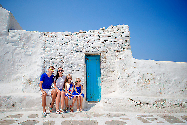 포토 JPG 해외이미지 전신 여자 남자 어린이 가족 휴가 가족여행 거리 앉기 여러명 성인 건물 앞모습 여름휴가 마을 그리스 해안도시 미코노스섬 해외포토 건축물 유럽 뷰포인트 섬 여행 다수 관계 모션 사람 도시 파일형식 여름_계절 이미지허브