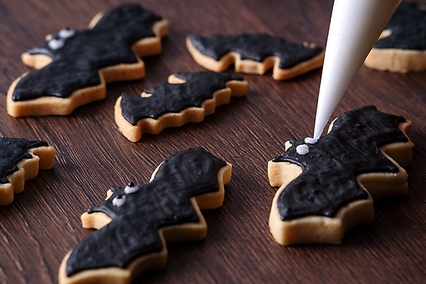 포토 JPG 해외이미지 디저트 요리 사람없음 쿠키 할로윈 달콤 박쥐 나무탁자 짤주머니 프로스팅 해외포토 음식 포유류 탁자 맛 제빵 제빵도구 파일형식 이미지허브