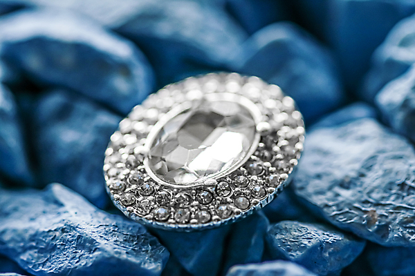 포토 JPG 해외이미지 장신구 실내 사람없음 귀걸이 조약돌 화려 우아함 보석 파란배경 다이아몬드 해외포토 백그라운드 컨셉 내부 파란색 돌_바위 광석 파일형식 이미지허브