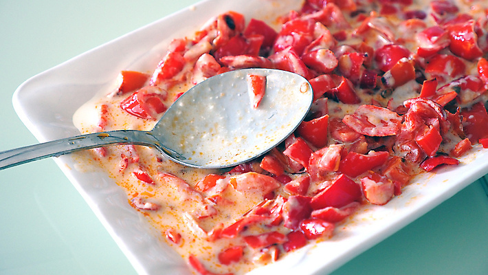 포토 JPG 해외이미지 전통 접시 음식 토마토 채소 고추 함께함 건강 요리 사람없음 빨간색 식당 식사 치킨 튀김 흰색 신선 맛 매움 후추 점심식사 요구르트 해외포토 식기 컬러 컨셉 유제품 상점 향신료 닭고기요리 파일형식 이미지허브