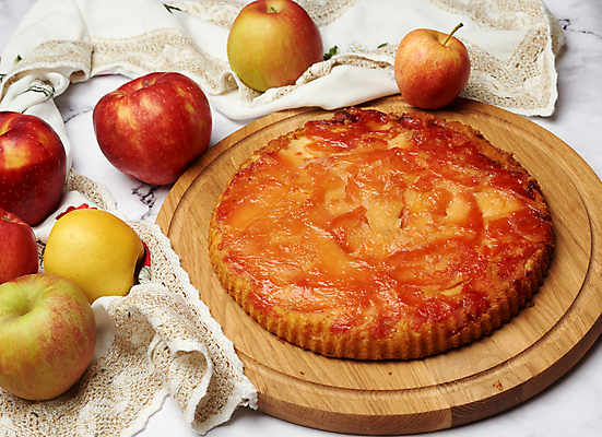 포토 JPG 해외이미지 디저트 실내 사람없음 달콤 사과 흰배경 나무받침 애플파이 해외포토 음식 백그라운드 과일 내부 목재 흰색 맛 받침대 파이_빵 파일형식 이미지허브