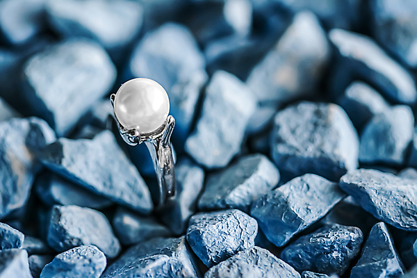 포토 JPG 해외이미지 장신구 실내 사람없음 뷰티 조약돌 반지 화려 우아함 보석 파란배경 진주 해외포토 백그라운드 컨셉 내부 파란색 돌_바위 광석 파일형식 이미지허브