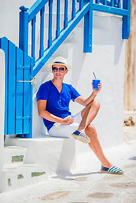 포토 JPG 해외이미지 전신 남자 휴가 가족여행 거리 한명 들기 앉기 성인 건물 앞모습 컵 여름휴가 마을 그리스 해안도시 미코노스섬 성인남자한명만 해외포토 1 식기 건축물 유럽 뷰포인트 섬 여행 모션 사람 도시 남자한명만 성인남자만 파일형식 여름_계절 이미지허브