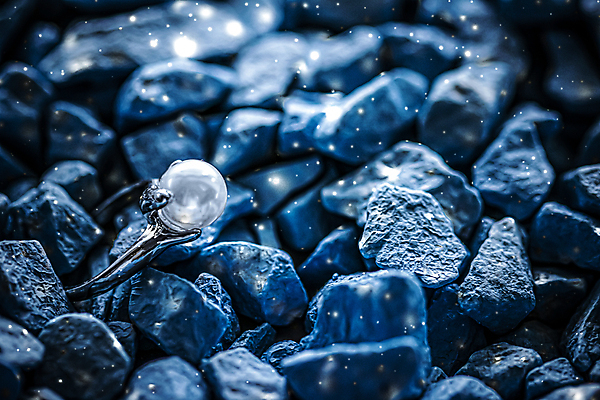 포토 JPG 해외이미지 장신구 실내 사람없음 뷰티 조약돌 반지 화려 우아함 보석 파란배경 진주 해외포토 백그라운드 컨셉 내부 파란색 돌_바위 광석 파일형식 이미지허브