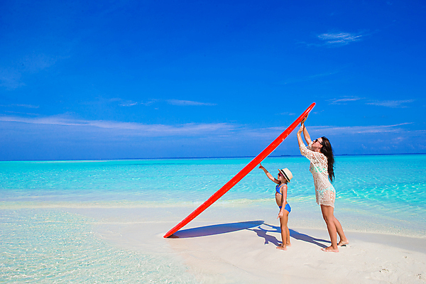 포토 JPG 해외이미지 주간 전신 백인 여자 수영복 딸 어린이 바다 하늘 모녀 엄마 서기 들기 성인 야외 두명 옆모습 서핑보드 서핑 손뻗기 여자만 수평선 버티다 해외포토 자연요소 서양인 옷 뷰포인트 가족 모션 사람 수상스포츠 보드_스포츠 파일형식 이미지허브