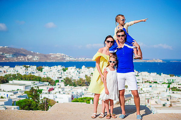 포토 JPG 해외이미지 전신 여자 남자 어린이 가족 휴가 가족여행 서기 여러명 성인 건물 앞모습 여름휴가 마을 기댐 가리킴 잡기 목말 그리스 해안도시 미코노스섬 해외포토 건축물 유럽 뷰포인트 섬 여행 다수 관계 모션 사람 손짓 도시 파일형식 여름_계절 이미지허브