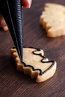 포토 JPG 해외이미지 디저트 요리 사람없음 쿠키 할로윈 달콤 박쥐 나무탁자 짤주머니 프로스팅 해외포토 음식 포유류 탁자 맛 제빵 제빵도구 파일형식 이미지허브