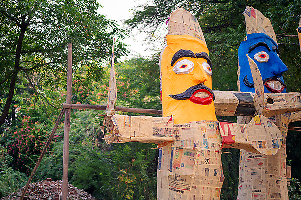 포토 JPG 해외이미지 모델 종교 종이 어린이 기념 프레임 불꽃놀이 사람없음 컬러풀 크래커 축제 페인트 장비 신문 가난 악마 대나무 신성 신화 길가 힌두교 해외포토 나무 컬러 컨셉 놀이 사람 간행물 쿠키 뉴스 파일형식 이미지허브